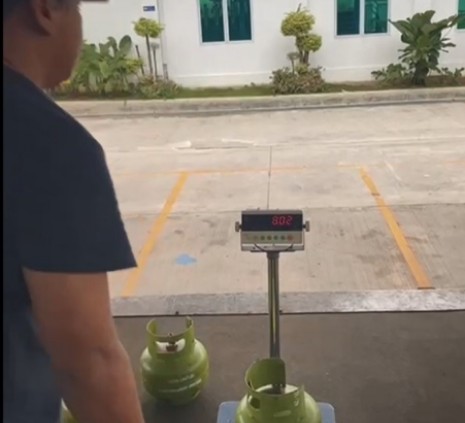 Petugas Pertamina Patra Niaga Regional Sumbagut saat memastikan pengisian LPG 3 kg sesuai takaran. Foto: Dok Pertamina