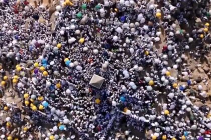 Pemandangan Jabal Ar Rahmah dari ketinggian di Arafah. Foto: X Inside the Haramain