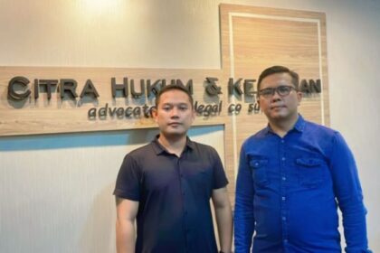 Pengacara terdakwa Setyawan Priyambodo, Dedi Saputra (kiri) dan Anwar Sadat Lubis dari Kantor Hukum Citra Hukum dan Keadilan. Foto: Dok pribadi/Citra Hukum dan Keadilan