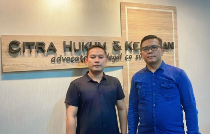 Pengacara terdakwa Setyawan Priyambodo, Dedi Saputra (kiri) dan Anwar Sadat Lubis dari Kantor Hukum Citra Hukum dan Keadilan. Foto: Dok pribadi/Citra Hukum dan Keadilan