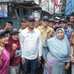 Pj. Gubernur, DKI Jakarta Heru Budi Hartono bersama warga Kelurahan Kebon Kosong di Kemayoran, Jakarta Pusat. Foto: Ist
