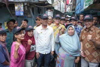 Pj. Gubernur, DKI Jakarta Heru Budi Hartono bersama warga Kelurahan Kebon Kosong di Kemayoran, Jakarta Pusat. Foto: Ist