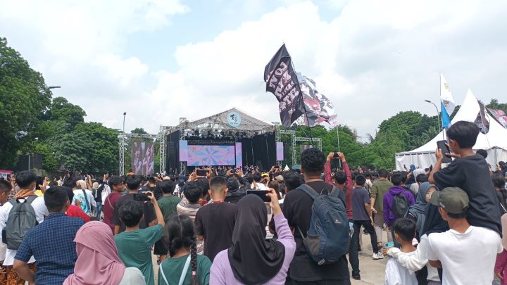 Suasana para pengunjung antusias menyaksikan penampilan sejumlah bintang tamu dalam acara Natsu Matsuri atau Festival Musim Panas Jepang di Taman Mini Indonesia Indah (TMII), Cipayung, Jakarta Timur, Sabtu (29/6/2024). Foto: Ist