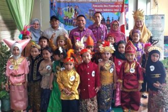 Anak-anak Taman Pendidikan Anak (TPA) mengenakan baju adat berswafoto bersama Camat Jatinegara, Muchtar, Kepala Pasar Rawa Bening, Ahmad Subhan, Penilik PAUD Pendidikan Masyarakat dan Pendidikan Khusus (PMPK), Sudin Pendidikan Jakarta Timur 1, Jaya Rahmat dan Plt Kepala Sekolah TPA Negeri Bina Tunas Jaya VI, Titin Wartini di Pasar Rawa Bening, Jatinegara, Kamis (6/6/2024). Foto: Joesvicar Iqbal/ipol.id