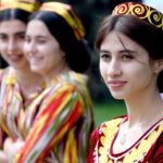 Perempuan Tajikistan memakai baju tradisional Tajik. Foto: ohchr.org