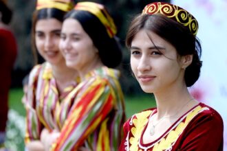 Perempuan Tajikistan memakai baju tradisional Tajik. Foto: ohchr.org