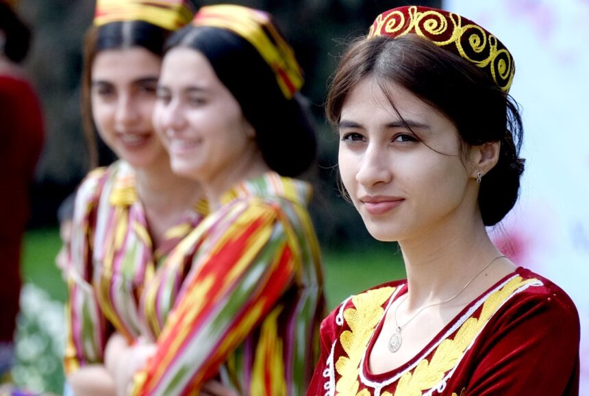 Perempuan Tajikistan memakai baju tradisional Tajik. Foto: ohchr.org