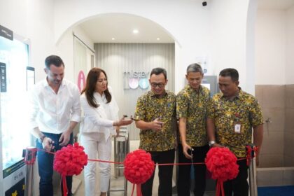 Direktur Properti dan Perpasaran Perumda Pasar Jaya, Aristianto dan jajaran bersama Country Head Mister Loo Indonesia, Shinta Ardaneswari dan Founder & Co-CEO Mister Loo, Andreas Wanner saat membuka toilet umum premium berbayar berbasis teknologi di Pasar Tanah Abang, Blok B, Tanah Abang, Jakarta Pusat, Kamis (27/6/2024). Foto: Ist