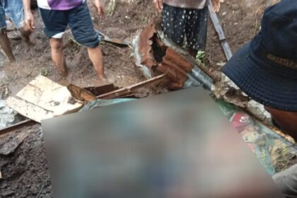 Empat korban jiwa tanah longsor di Kelurahan Rewarangga, Kecamatan Ende Timur, Kabupaten Ende, Provinsi Nusa Tenggara Timur, Jumat (7/6/2024) berhasil dievakuasi. Foto: BPBD Kabupaten Ende