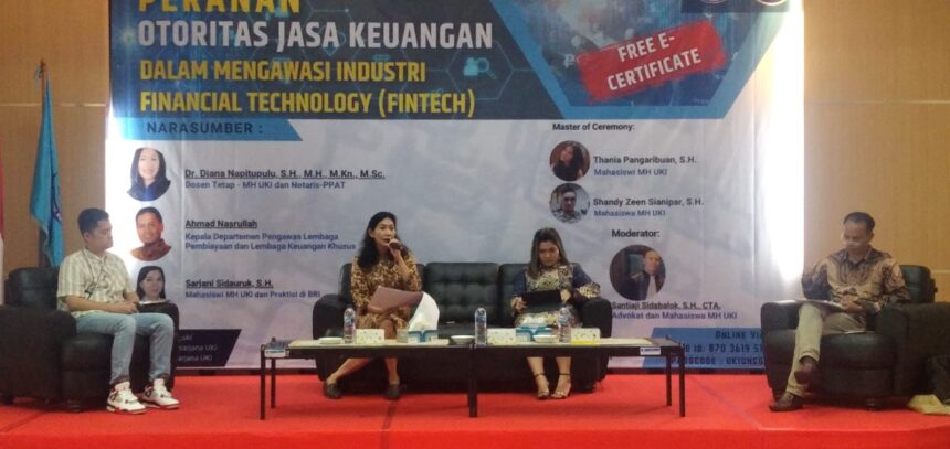 Aji Maulendra dari OJK (ki), Diana Napitupulu dari UKI (tengah kanan) dan Sarjani Hutauruk praktisi dari BRI (tegah-kanan) saat berdiskusi terkait Fintech di Aula Magister Hukum UKI Jakarta. Foto: timur/ipol