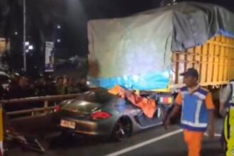 Kecelakaan mobil Porsche Tabrak Truk Sampai Masuk Kolong di Tol Dalam Kota. Foto: IG, @tmcpoldametro