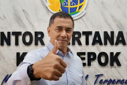 Aktor film Indonesia Fendy Pradana menyambangi Kantor Pertanahan Kota Depok dan sempat berbincang dengan wartawan, Senin 24 Juni 2024.