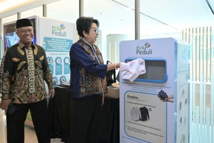 Direktur Jenderal Pengelolaan Limbah, Sampah, dan Bahan Beracun Berbahaya Kementerian Lingkungan Hidup dan Kehutanan Rosa Vivien Ratnawati (kanan) bersama Direktur Legal dan Manajemen Human Capital Yusuf Didi Setiarto (kiri) mengumpulkan pakaian yang tidak terpakai ke drop box di Kantor Pusat PLN, Jakarta, Selasa (25/6/2024). Foto: Dok PLN