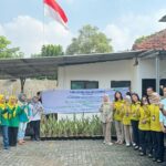 Karyawan BPJS Ketenagakerjaan Jakarta Ceger menyerahkan tanaman sansevieria kepada warga RT 07, RW 2, Kelurahan Ceger, Kecamatan Cipayung Jakarta Timur. Foto: Ist