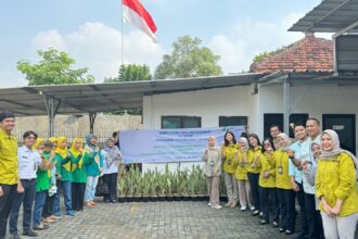 Karyawan BPJS Ketenagakerjaan Jakarta Ceger menyerahkan tanaman sansevieria kepada warga RT 07, RW 2, Kelurahan Ceger, Kecamatan Cipayung Jakarta Timur. Foto: Ist