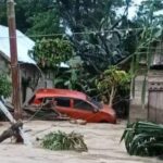 Kondisi Desa Sibalago, Kecamatan Toribulu, Kabupaten Parigi Moutong, Sulawesi Tengah terdampak banjir pada Minggu (23/6/2024). Satu unit mobil tersangkut pohon. Foto: BPBD Kabupaten Parigi Moutong