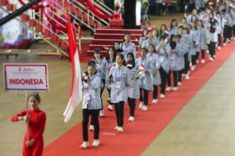 Dalam defile Opening Ceremony di Stadion Tien Son Sport Center, Sabtu (1/6) malam, kontingen Indonesia mengenakan kemeja batik lengan panjang berwarna biru muda corak putih dengan lambang Garuda Pancasila terpasang di saku, dipadupadankan celana panjang warna hitam dan sepatu putih.Foto: kemenpora