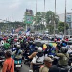 Ribuan Bobotoh tumpah ruah di Jalan Dr Djunjunan atau Pasteur menyambut kedatangan tim Persib Bandung, Sabtu (1/6/2024) siang. Ist 