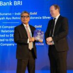 Direktur Utama BRI Sunarso menerima langsung penghargaan dari Finance Asia pada ajang The Finance Asia Awards and Asia’s Best Companies Poll Gala Dinner 2024 yang diselenggarakan pada Kamis (27/6/2024) di Hong Kong. Foto: Dok BRI