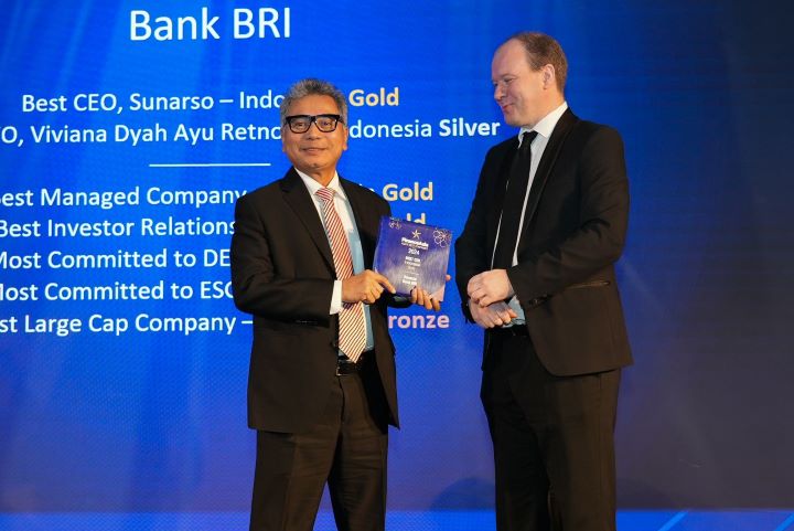 Direktur Utama BRI Sunarso menerima langsung penghargaan dari Finance Asia pada ajang The Finance Asia Awards and Asia’s Best Companies Poll Gala Dinner 2024 yang diselenggarakan pada Kamis (27/6/2024) di Hong Kong. Foto: Dok BRI