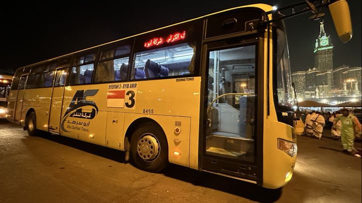 Bus Shawalat beroperasi untuk melayani jamaah haji Indonesia selama di Mekkah, Arab Saudi. Foto: kemenag