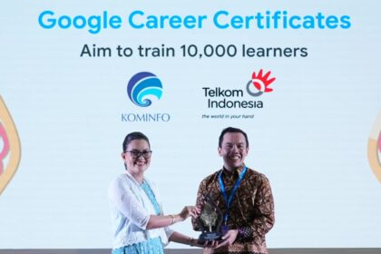 Direktur Digital Business Telkom Fajrin Rasyid (kanan) menerima cindera mata dari Direktur Hubungan Pemerintahan dan Kebijakan Publik Google Indonesia Putri Alam di Jakarta beberapa waktu lalu. Foto: Telkom Indonesia