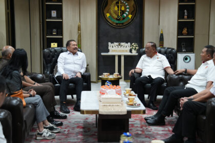 Jaksa Agung ST Burhanuddin saat menerima kedatangan Ketua KONI Pusat Marciano Norman di Gedung Utama Kejaksaan Agung, Jakarta, Rabu (12/6/2024). Foto: Puspenkum Kejaksaan Agung