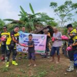 IMI DKI Jakarta melaksanakan bakti sosial (baksos) berupa penyaluran 150 paket sembako bagi warga yang bermukim di lereng gunung, Cibodas, Jawa Barat. (IMI DKI)