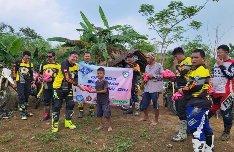 IMI DKI Jakarta melaksanakan bakti sosial (baksos) berupa penyaluran 150 paket sembako bagi warga yang bermukim di lereng gunung, Cibodas, Jawa Barat. (IMI DKI)