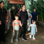 Joko Widodo mengajak Ibu Iriana beserta dua cucu yakni Jan Ethes dan La Lembah Manah saat berakhir pekan di Taman Mini Indonesia Indah (TMII), Jakarta Timur, pada Sabtu (8/6/2024). Foto: Ist