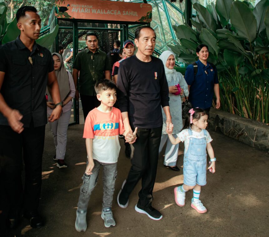 Joko Widodo mengajak Ibu Iriana beserta dua cucu yakni Jan Ethes dan La Lembah Manah saat berakhir pekan di Taman Mini Indonesia Indah (TMII), Jakarta Timur, pada Sabtu (8/6/2024). Foto: Ist