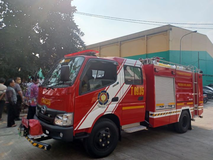 Sudin Penanggulangan Kebakaran dan Penyelamatan Jakarta Timur mengerahkan satu unit kendaraan operasional dan lima personel untuk memadamkan kebakaran pada los buah pepaya di Pasar Induk Kramat Jati, Kecamatan Kramat Jati, Jakarta Timur, Kamis (6/6/2024) siang. Foto: Joesvicar Iqbal/ipol.id