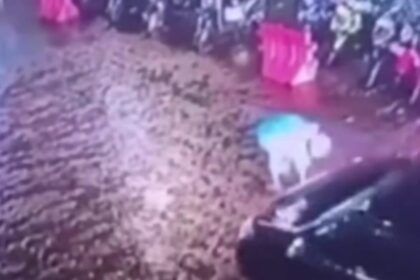 Mobil tabrak nenek 71 tahun hingga patah tulang di Palembang. Foto: IG, @baturajaupdate