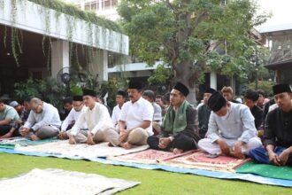 Menteri Koordinator Bidang Politik, Hukum dan Keamanan Marsekal TNI (Purn) Hadi Tjahjanto saat melaksanakan solat Iduladha di kediaman, Cilandak Jakarta Selatan, Senin (17/6/2024). Foto: Humas Kemenko Polhukam