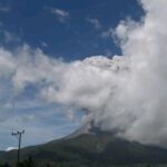 Gunungapi Lewotobi Laki-laki di Provinsi Nusa Tenggara Timur (NTT) kembali erupsi pada Selasa (4/6/2024) sekitar pukul 16.00 WITA. Gunungapi mengalami erupsi lima kali. Foto: Badan Nasional Penanggulangan Bencana (BNPB)