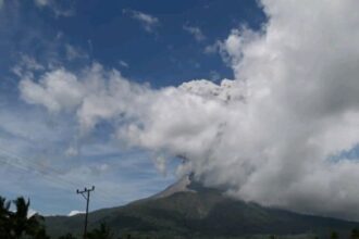 Gunungapi Lewotobi Laki-laki di Provinsi Nusa Tenggara Timur (NTT) kembali erupsi pada Selasa (4/6/2024) sekitar pukul 16.00 WITA. Gunungapi mengalami erupsi lima kali. Foto: Badan Nasional Penanggulangan Bencana (BNPB)