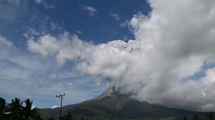 Gunungapi Lewotobi Laki-laki di Provinsi Nusa Tenggara Timur (NTT) kembali erupsi pada Selasa (4/6/2024) sekitar pukul 16.00 WITA. Gunungapi mengalami erupsi lima kali. Foto: Badan Nasional Penanggulangan Bencana (BNPB)