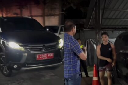 Pemuda bawa mobil dinas plat merah Jakarta di Yogyakarta. Foto: Instagram @ragamotomotif.id