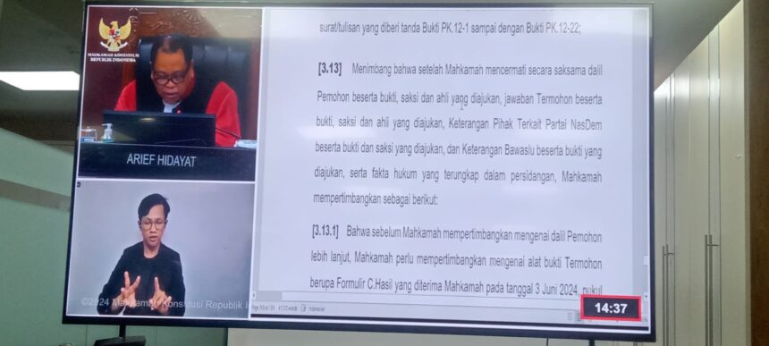 Anggota majelis hakim MK, Arief Hidayat saat membacakan putusan PHPU dapil 2 Jakarta Utara.(Foto TV MK RI)