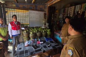 Sales Brach Manager (SBM) Rayon IV Aceh, Hermawan Bagus Prabowo dan Kepala Dinas Perindustrian, Perdagangan, Koperasi, dan Usaha Kecil Menengah (Disperindagkop dan UKM) Kota Lhokseumawe, Mohammad Rizal saat sidak ke sejumlah pangkalan LPG 3 Kg di Kota Lhokseumawe dan pelaku usaha di sejumlah titik di Kota Lhokseumawe, Senin (24/6/2024). Foto: Dok Pertamina