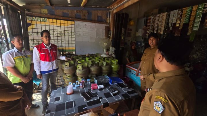 Sales Brach Manager (SBM) Rayon IV Aceh, Hermawan Bagus Prabowo dan Kepala Dinas Perindustrian, Perdagangan, Koperasi, dan Usaha Kecil Menengah (Disperindagkop dan UKM) Kota Lhokseumawe, Mohammad Rizal saat sidak ke sejumlah pangkalan LPG 3 Kg di Kota Lhokseumawe dan pelaku usaha di sejumlah titik di Kota Lhokseumawe, Senin (24/6/2024). Foto: Dok Pertamina