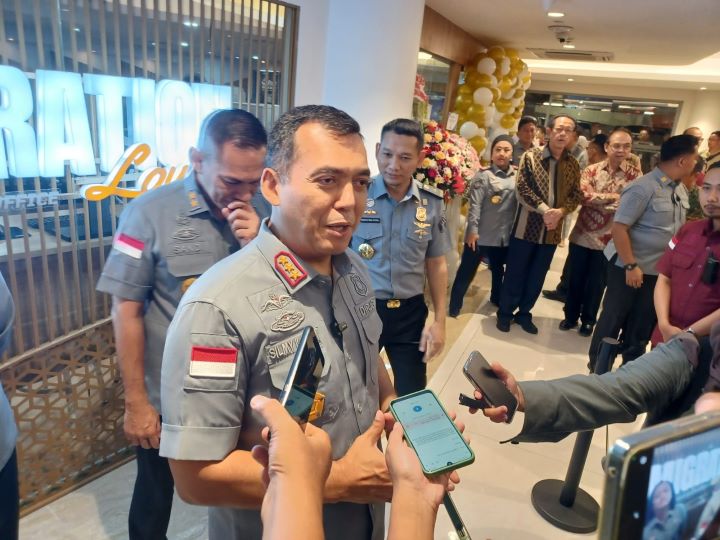 Direktur Jenderal Imigrasi, Silmy Karim usai meresmikan Immigration Lounge, unit layanan keimigrasian Kantor Imigrasi Kelas I Khusus Non TPI Jakarta Selatan di Pondok Indah Mall 3, pada Senin (10/6/2024) siang. Foto: Joesvicar Iqbal/ipol.id