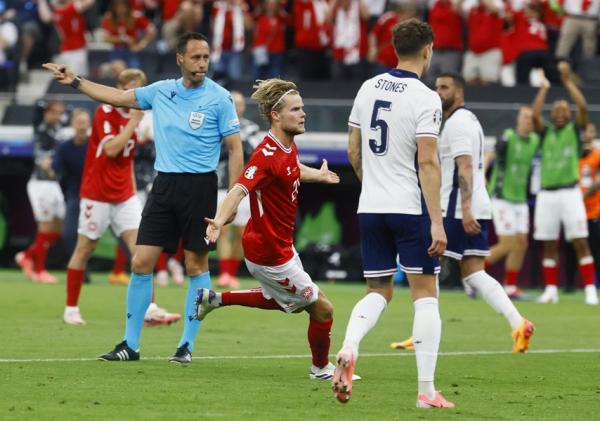 Timnas Inggris gagal menang melawan Denmark dalam lanjutan Grup C Euro 2024. Laga berakhir dengan skor 1-1. (foto: REUTERS)