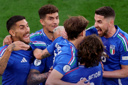 Pemain Italia berselebrasi seusai menekuk Albania 2-1 pada laga Euro 2024. Foto: X @EURO2024