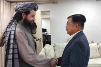 Mantan Wakil Presiden RI Jusuf Kalla menyapa Menteri Pertahanan Afghanistan Mullah Mohammad Yaqoob sebelum pertemuan di kantor Kementerian Pertahanan Afghanistan di Kabul, Senin, 3 Juni 2024. (Foto: Dewan Masjid Indonesia)