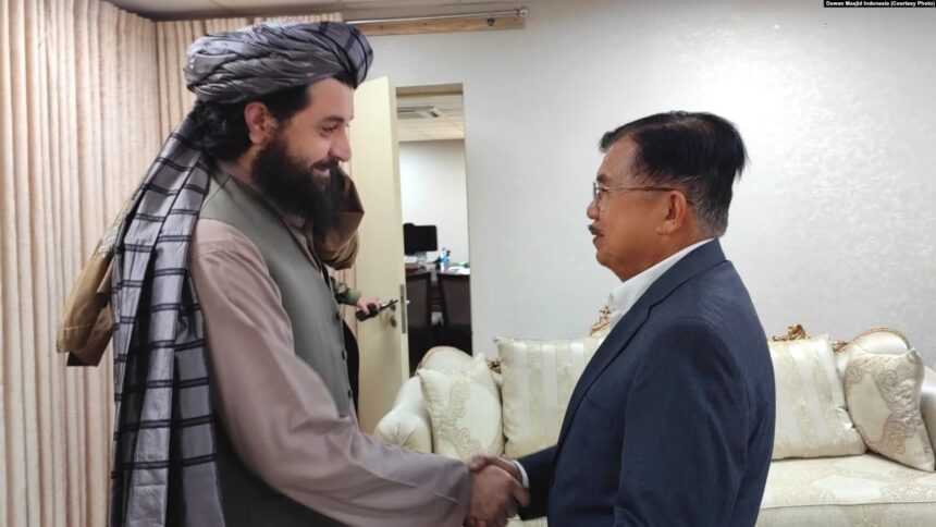 Mantan Wakil Presiden RI Jusuf Kalla menyapa Menteri Pertahanan Afghanistan Mullah Mohammad Yaqoob sebelum pertemuan di kantor Kementerian Pertahanan Afghanistan di Kabul, Senin, 3 Juni 2024. (Foto: Dewan Masjid Indonesia)