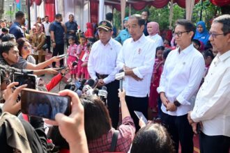 Presiden Jokowi Menyampaikan Keterangan Pers Usai Tinjau Posyandu Terintegrasi RW 02 Cipete Utara, Selasa (11/6/2024). Foto: BPMI Setpres