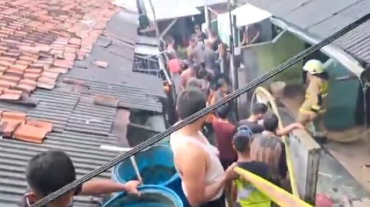 Sejumlah petugas Damkar bersama warga memadamkan api yang membakar empat unit kontrakan di Jalan Masjid Al-Falah, Kelurahan/Kecamatan Ciracas, Jakarta Timur, pada Senin (17/6/2024) sekitar pukul 16.17 WIB. Foto: Ist