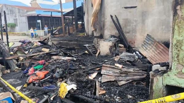 TKP kebakaran rumah wartawan di Kabanjahe, Kabupaten Karo yang menewaskan empat orang sekeluarga, Kamis (27/6/2024). (Foto: iNews)