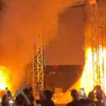Penonton membakar panggung konser musik di lapangan sepakbola Kampung Tereup, Desa, Pasar Kemis, Kabupaten Tangerang. Foto: Ist